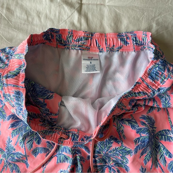 Vineyard Vines Men's Small Pink and Blue Palm Tree Printed Swim Trunks - Picture 3 of 6
